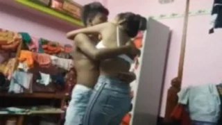 १८ देसी गर्ल ब्रा पंतय में लवर के फ्रेंड को किश करती है