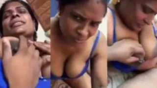 तमिल आंटी बूब्स प्रेस ब्रा और छूट दिखाई बॉयफ्रेंड को