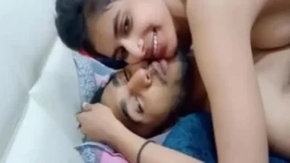 १८ मारवाड़ी तीन सेक्स मंस लवर साथ Oyo रूम में नंगी